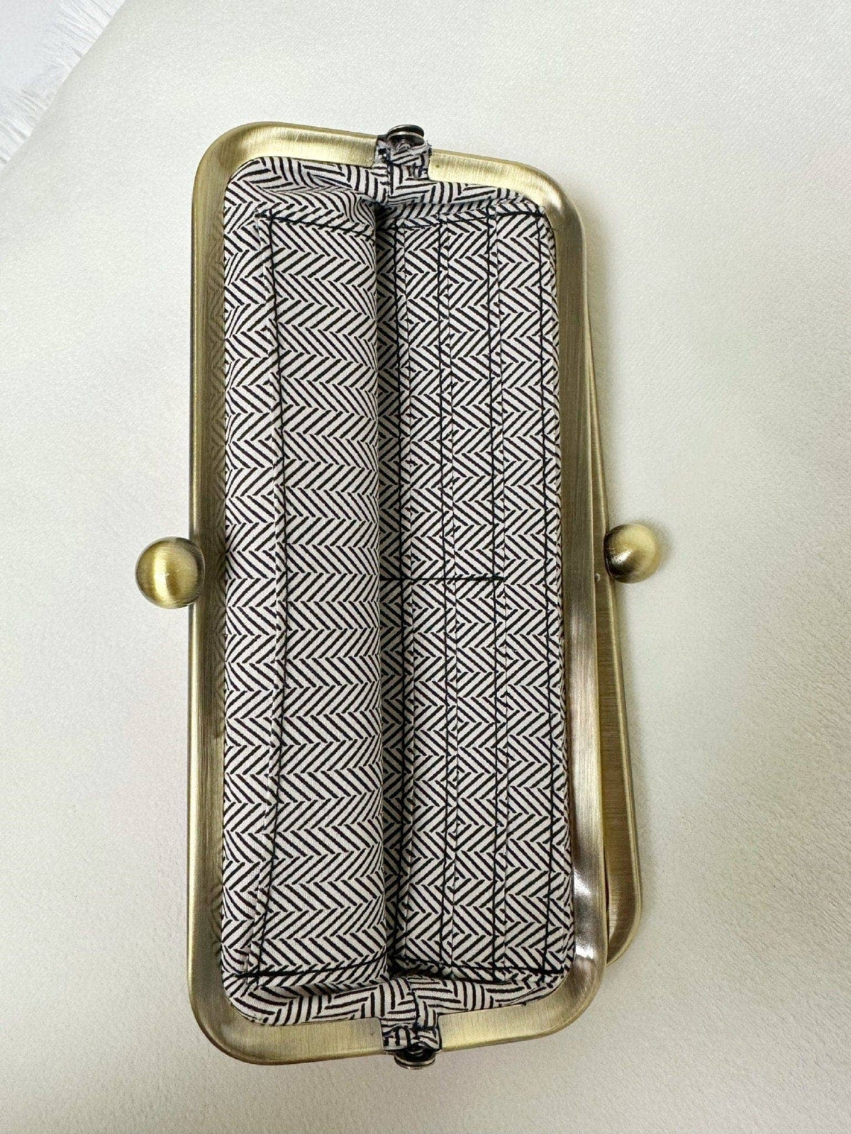 Karen Kiss Lock Clutch Bag: Black