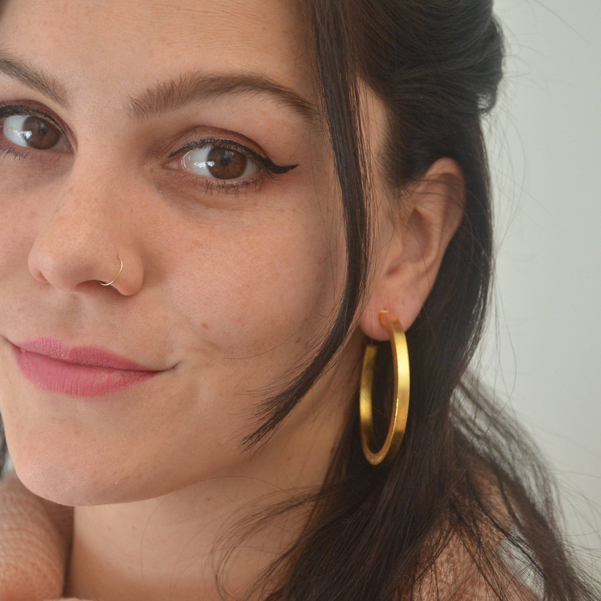 PAMELA HOOP EARRINGS: Gold