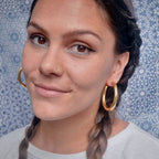 LUCY HOOP EARRINGS: Gold